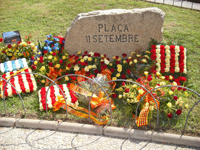 Ofrena floral a la plaça 11 de Setembre de Canet de Mar (any 2009)