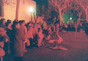 Castell de focs a la plaça Colomer moments després de la signatura de compra de l'Odeon. (Si cliqueu la imatge podreu entrar a la pàgina web de la Plataforma).