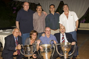 Membres de la junta de la Penya amb la Copa, la Lliga i la Champions