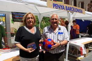 Aurora March rep del president de la Penya Barcelonista la pilota i el rellotge del Barça que va guanyar en un dels sorteigs.