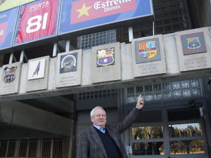 El president, Miquel Edo assenyalant on esta la nostra placa a l'estadi.