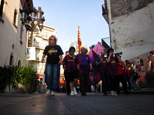 La rua blaugrana enfilant la Riera Gavarra cap a Vil·la Flora el 25 de maig de 2012