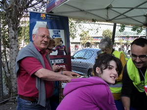 El president Sr. Miquel Edo fent entrega dels lots d'aliments de la PB Canet de Mar