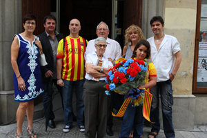 Representants de la junta i socis davant l'entrada de l'ajuntament l'11 de setembre de 2013