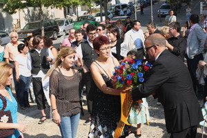 Pietat Vila, presidenta en funcions el dia de la Diada, fent la tradicional ofrena floral.