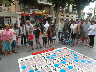 Scrabble gegant a la plaça de la Llenya (davant la biblioteca)