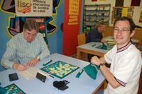 Toni Bellatriu i Octavi Mocanu (campió mundial de Scrabble en català) en el taller d'Arenys de Mar